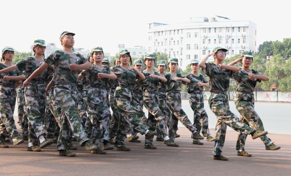 衡陽(yáng)幼兒師專舉行2022級(jí)新生軍訓(xùn)匯報(bào)表演暨總結(jié) 表彰大會(huì)