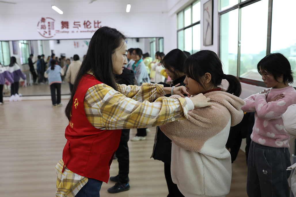 衡陽(yáng)幼兒師范高等?？茖W(xué)校積極開(kāi)展“百千萬(wàn)‘藝術(shù)童伴’——留守兒童關(guān)愛(ài)工程”支教幫扶活動(dòng)