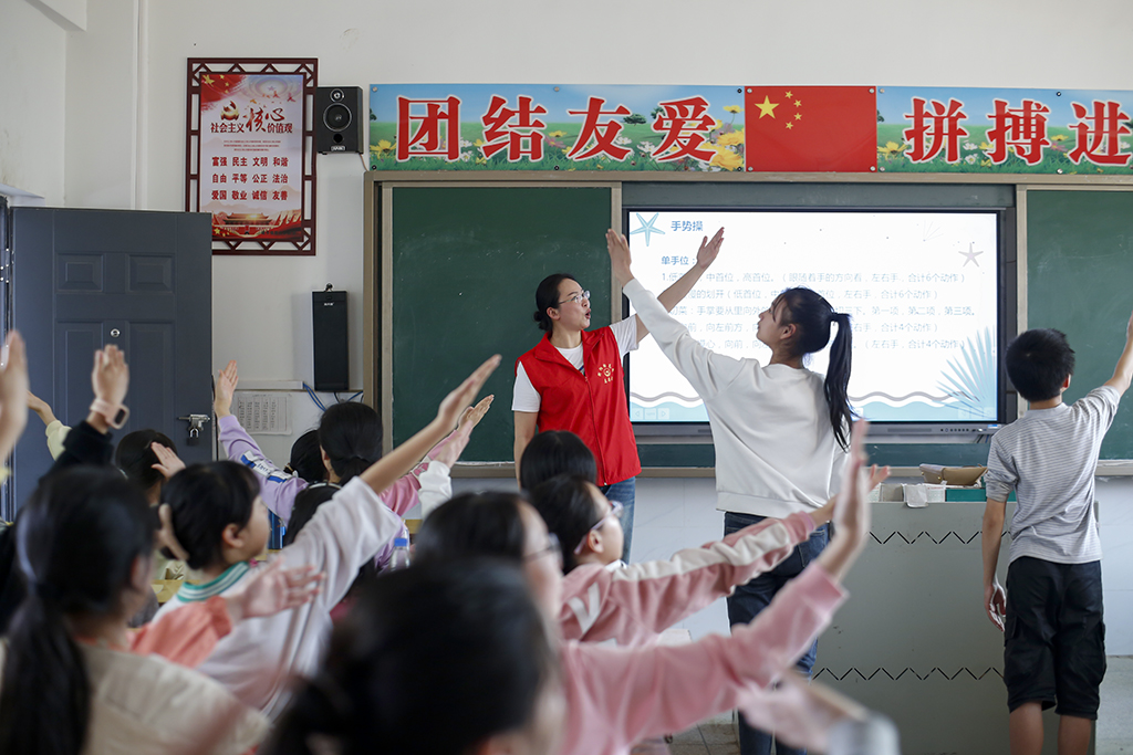 衡陽幼兒師專小學教育系赴衡南縣硫市聯(lián)合學校中心小學開展留守兒童結對幫扶工作