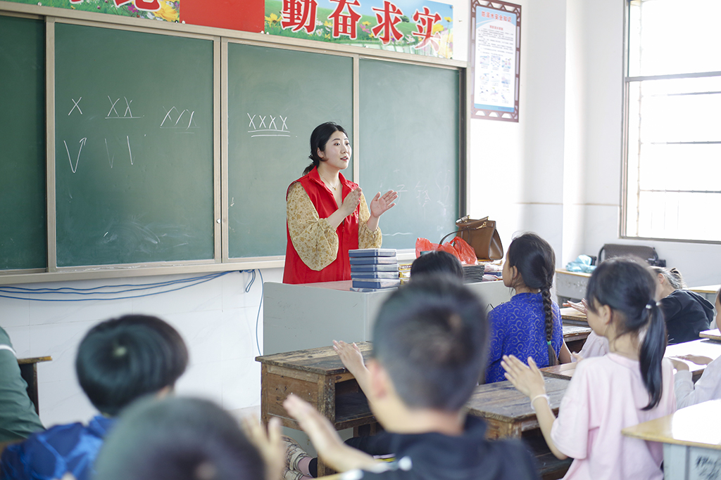 衡陽(yáng)幼兒師專小學(xué)教育系赴衡南縣硫市聯(lián)合學(xué)校中心小學(xué)開展留守兒童結(jié)對(duì)幫扶工作