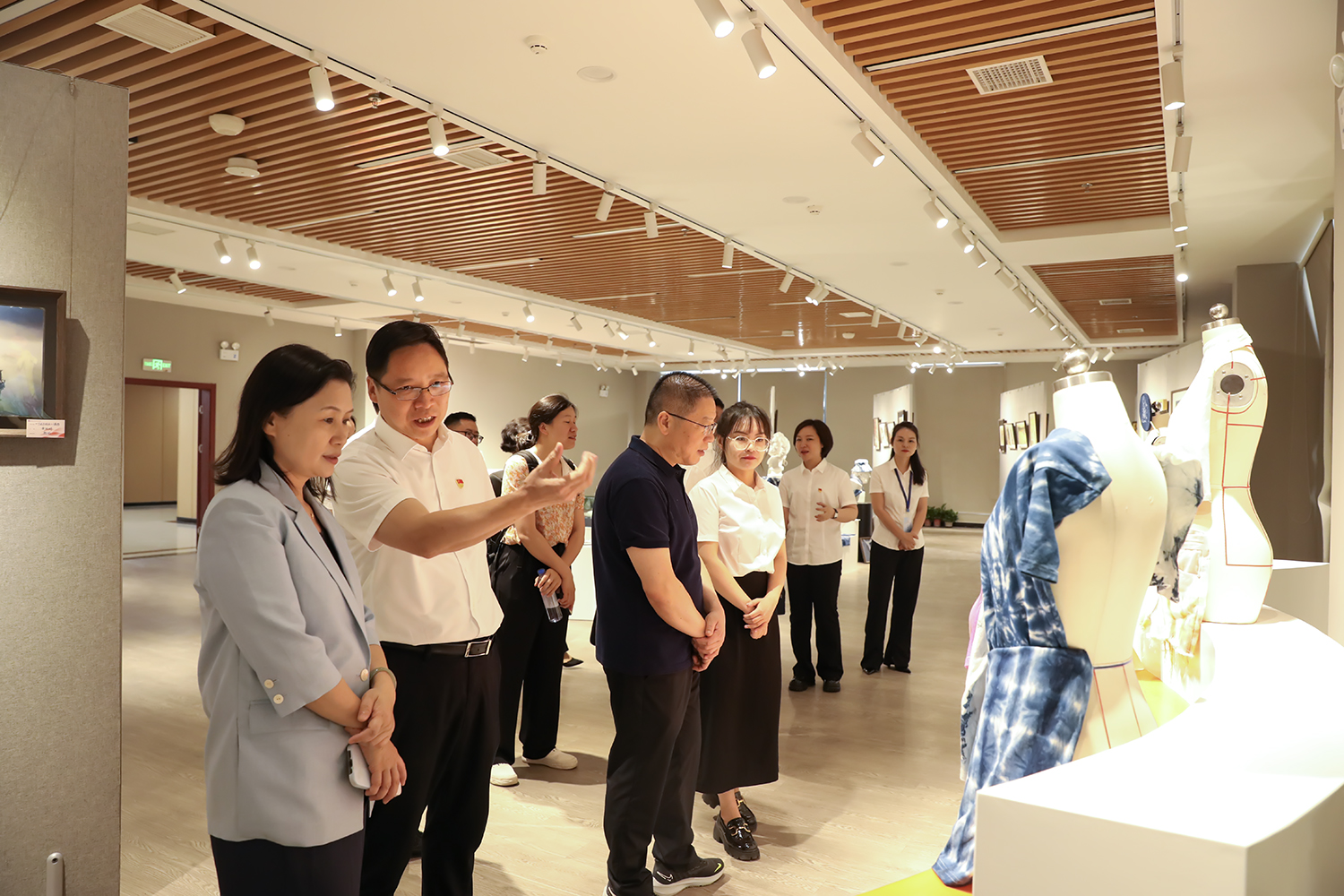 衡陽幼兒師專藝術(shù)系舉行“以學(xué)促干 藝心向黨”主題作品展